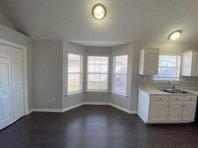 Photo - 2794 Laura Cir E