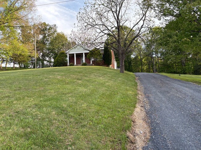 Building Photo - 772 St James Rd