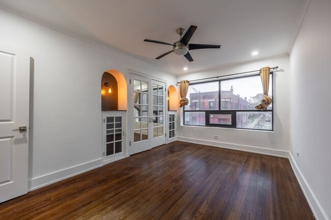 Building Photo - 3716 W Belmont Ave Unit 2E