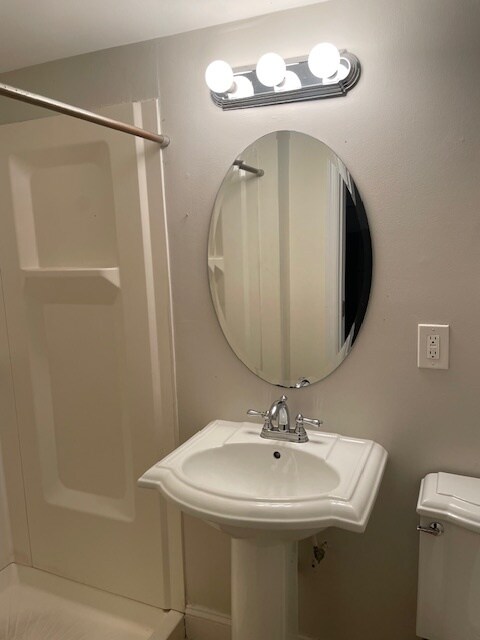 Baño completo - 1126 8th St NE Unidad Basement apartment