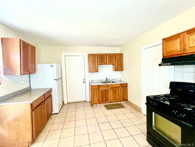 Building Photo - 30 Knapp Ave