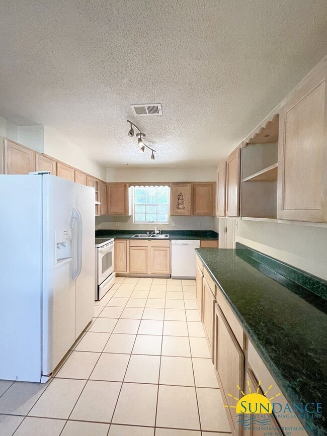 Photo - 3 Bedrooms Home With a Pool