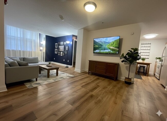 Building Photo - Reduced & 75% off 1st Month's Rent! Impecc...