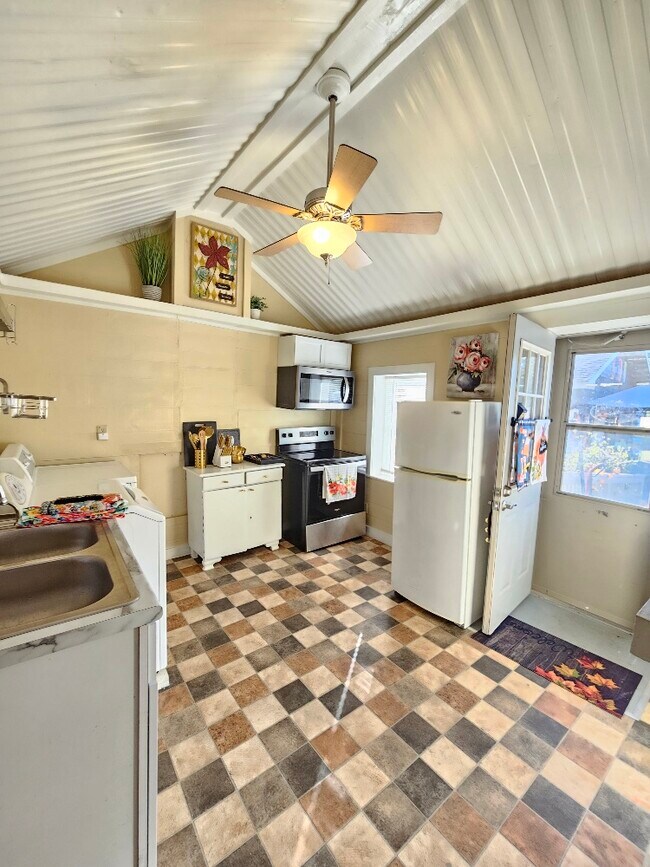 Photo - 301 Oakwood St