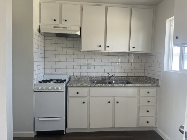 Photo - 20469 Vanowen St