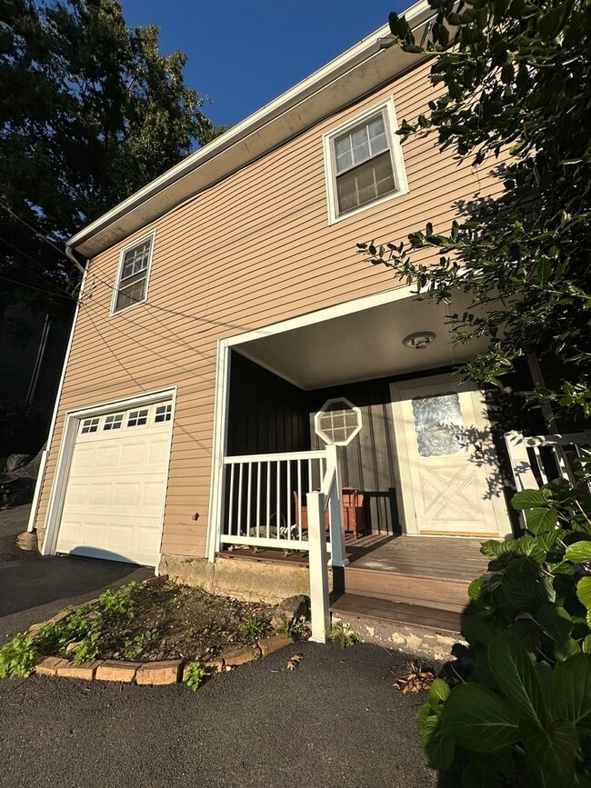 Building Photo - Charming 3 Bed with 2 Baths Rental