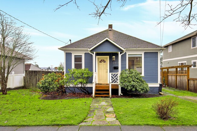 Building Photo - Ballard Charm with RV Parking