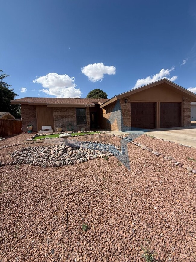 Building Photo - 3 Bedroom 2 Bathroom House with large backyard and Bonus room!