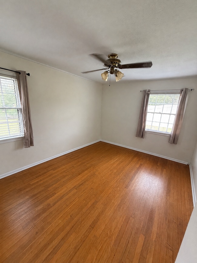 Photo - 503 Pell Ave