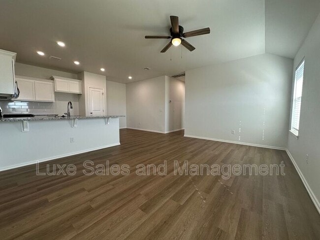 Photo - 11500 Mackenzie Wy