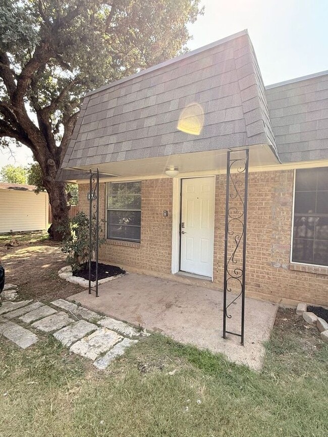 Building Photo - **Modern 2 Bed / 1 Bath Duplex in Little E... Rental