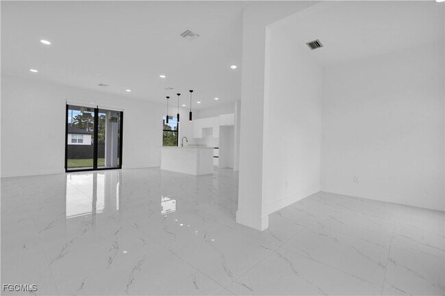 Photo - 3202 32nd St W