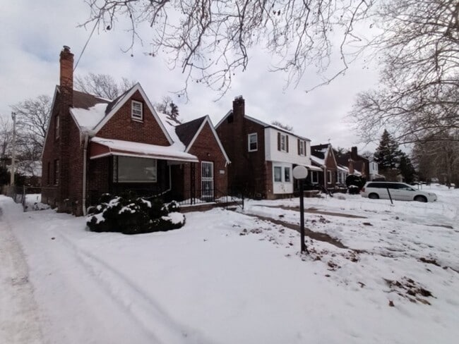 Photo - 3 bedroom/1.5 bath now available! $1300/mo!