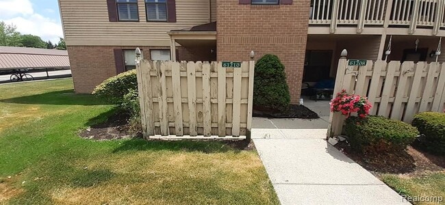 Building Photo - 61210 Greenwood Dr Unit 56