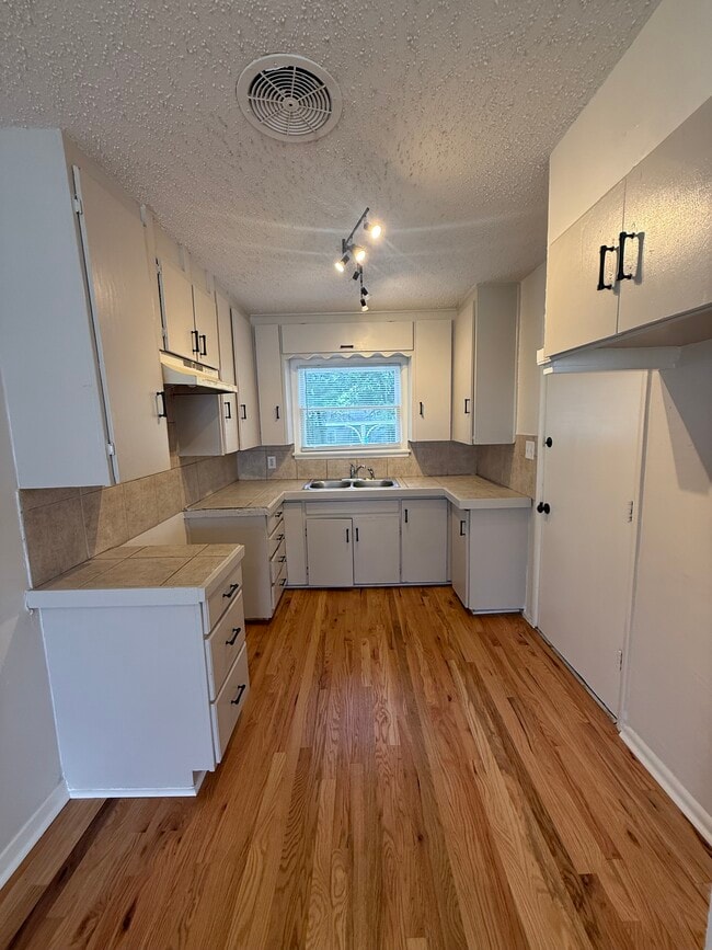 Photo - 334 W 49th St N