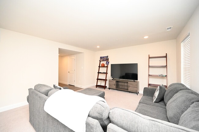 Photo - 522 Calvert Way