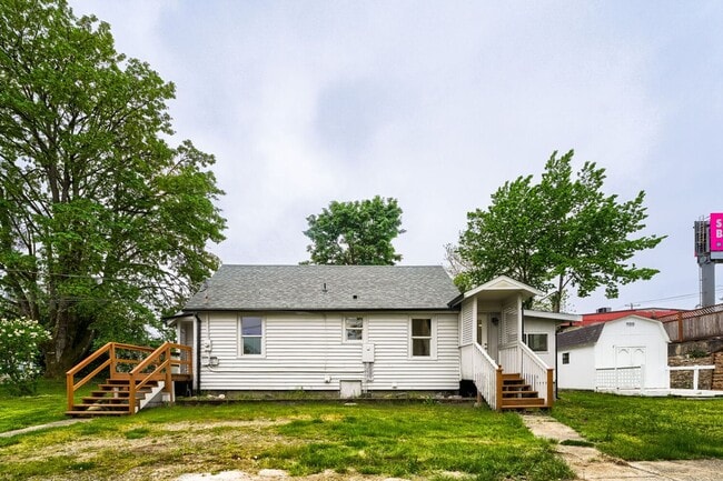Building Photo - Bright & Charming 2bed/1bath + Mudroom Home in Tacoma!