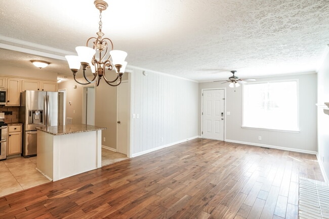 Photo - 142 Creekwood Ln