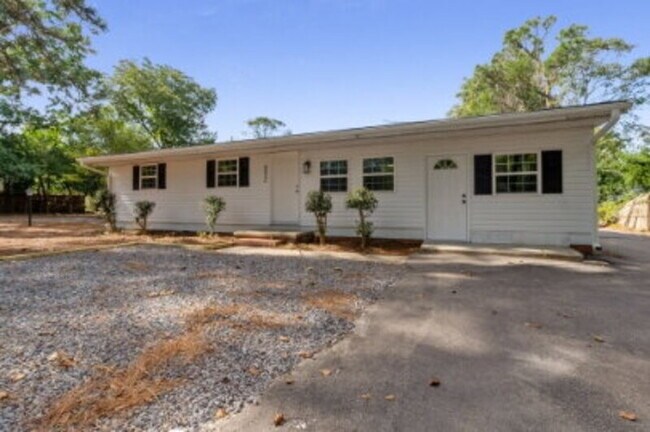 Photo - 852 N May St