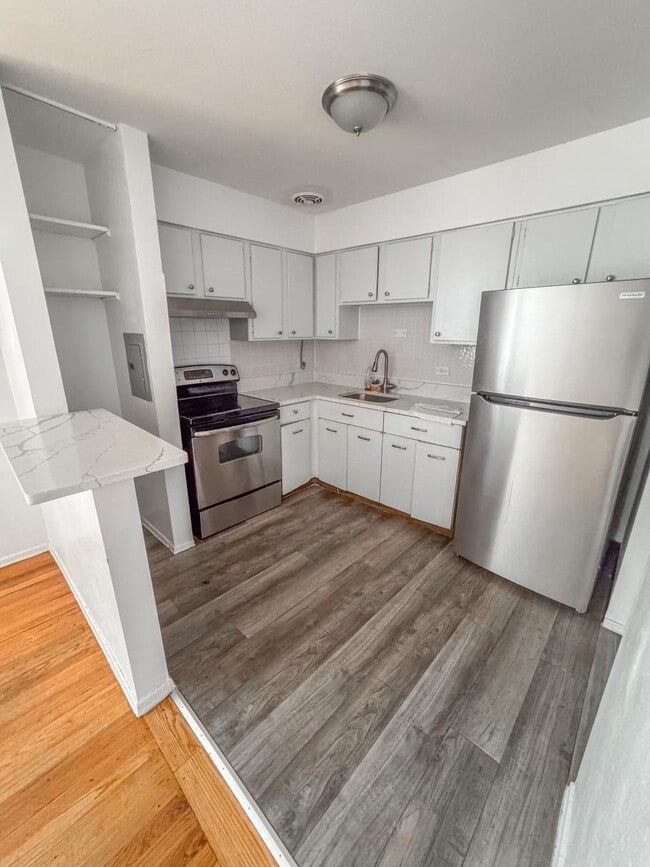 Building Photo - 6250 N Kenmore Ave Unit 408