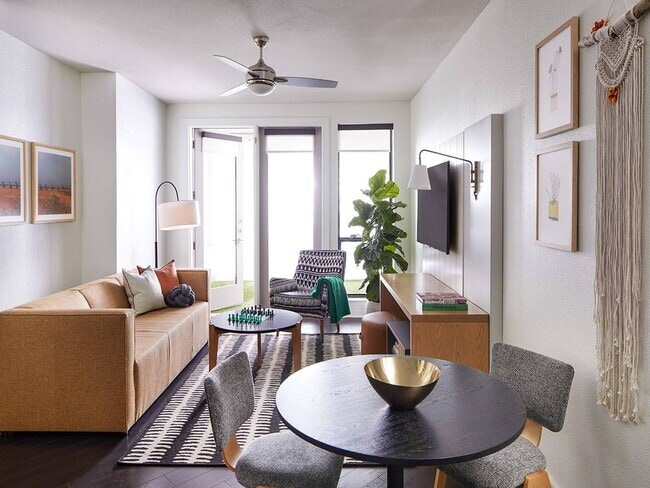 Building Photo - 1610 E 6th St Unit ID611.2