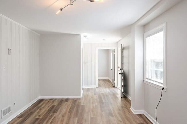 Building Photo - Pet-Friendly Fry's Spring Basement Apartment Unit Center Ave 1640 #B