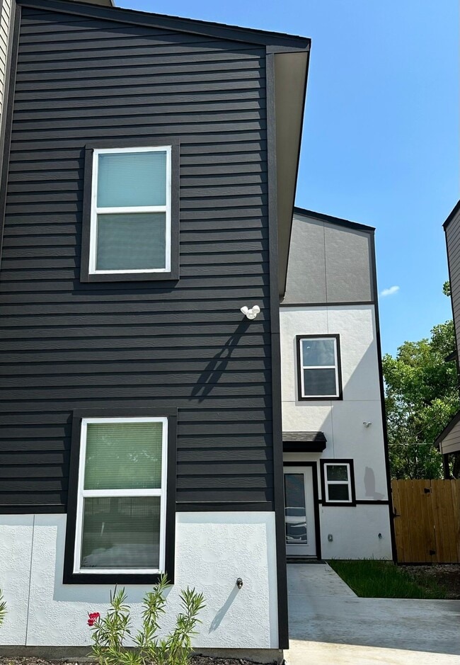 Photo - 8159 Tate St