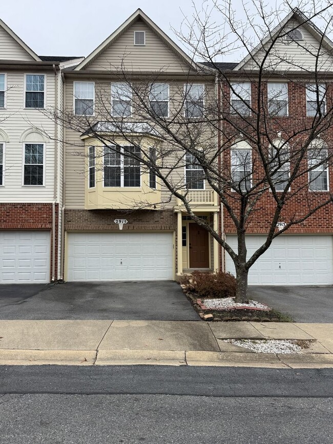 Building Photo - Updated Three Bedroom Home W/Full Sized Kitchen, Parking, Back Deck, & 2,640 Square Feet!