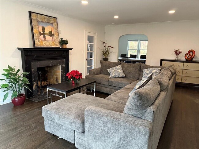 Photo - 1140 Goodwin Pl NE