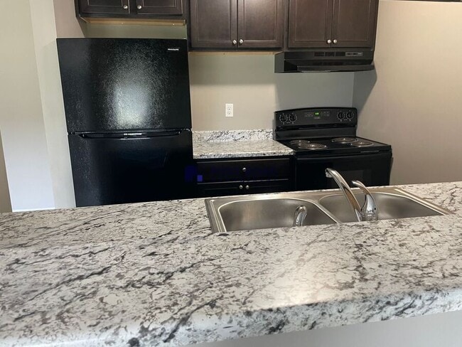 Building Photo - 2824 S Osage Ave Unit 102