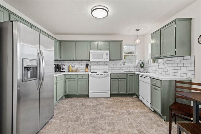 Photo - 906 SW Terry Ln