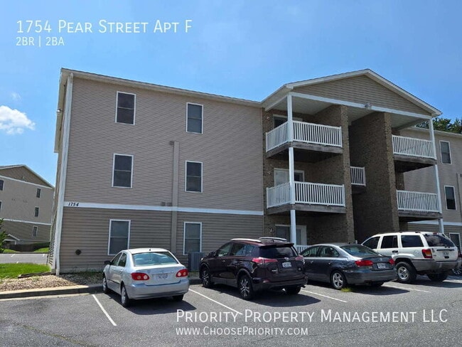 Building Photo - 1754 Pear St Unit F Rental