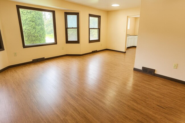 Building Photo - 16515 Dane Ct E Rental