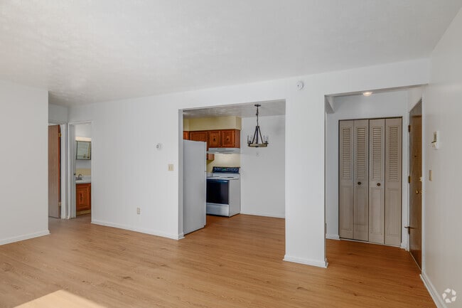 1BD, 1BA - 800SF - Dining Room/Living Room - Ridgewood Apartments
