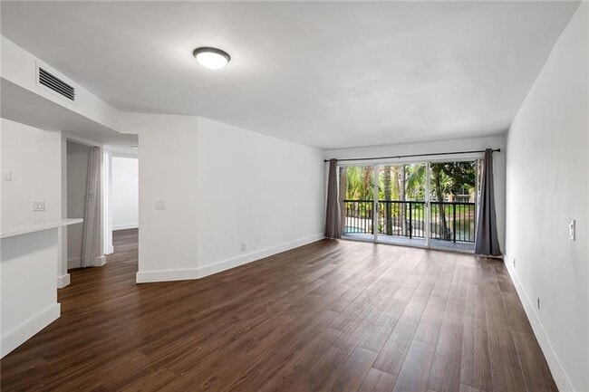 Photo - 8851 Wiles Rd Unidad 202