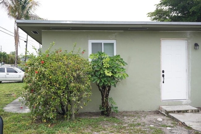Building Photo - 800 NW 96th St Unit E