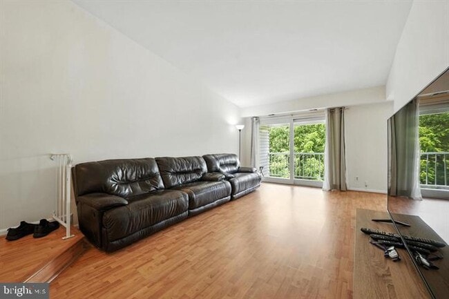 Photo - 20315 Beaconfield Terrace Unit 202