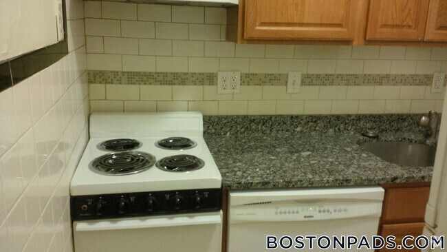 Building Photo - 136 Hemenway St Rental