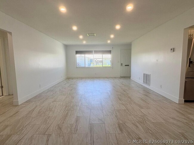Building Photo - 1590 SW 14th Ave