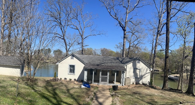 Building Photo - 110 Pinewood Dr