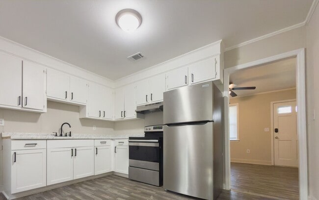 Building Photo - 1537 N Avalon Cir Unit B