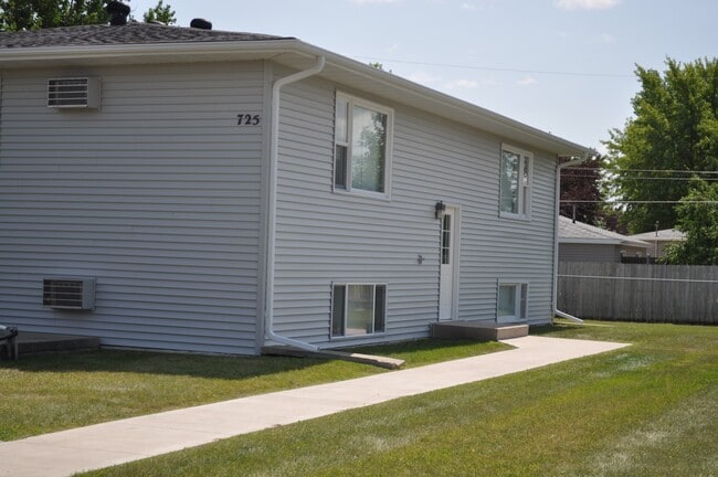 725 2nd Ave W. West Fargo