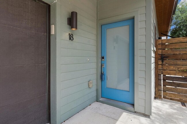 Photo - 2101 Montopolis Dr