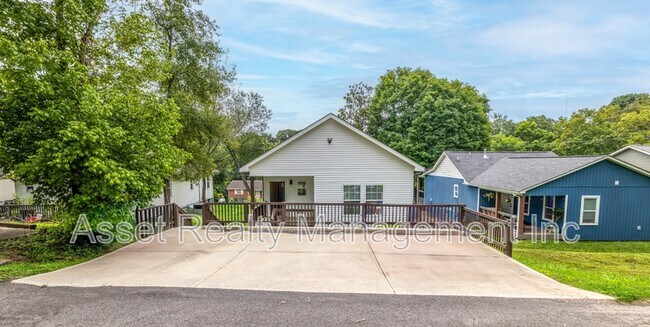 Photo - 619 Midlake Dr NE