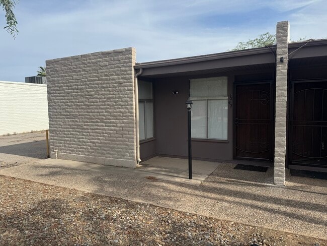 Building Photo - 3242 E Monte Vista Dr