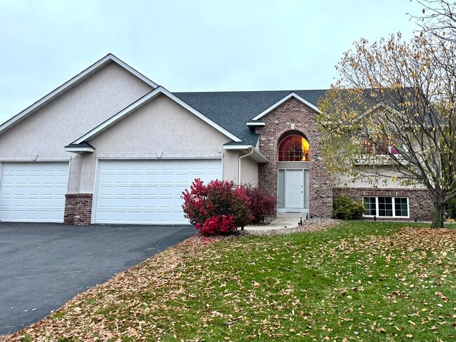 Building Photo - 333 Pebble Rd N