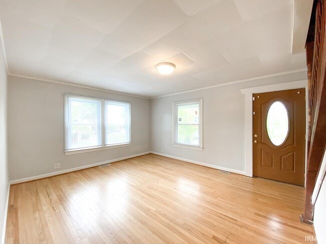 108 E Cottage Grove Ave