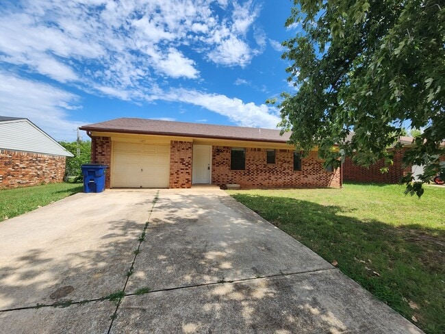 Building Photo - 3 Bedroom 1.5 Bath home in Shawnee!