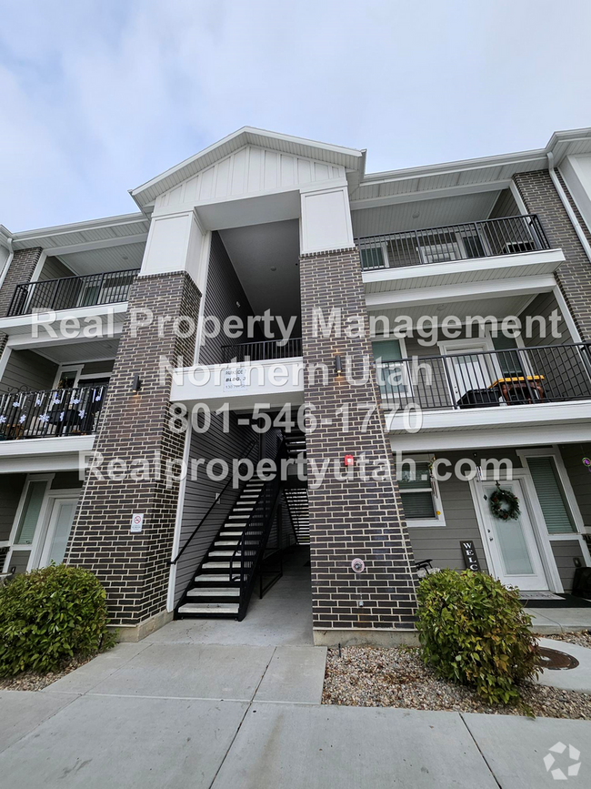 Building Photo - 2 Bedroom 2 Bath Top Level Apartment Comin...