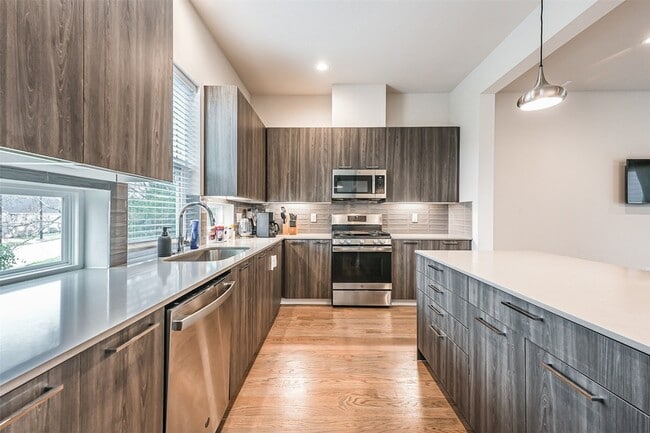 Photo - 2136 Dennis St